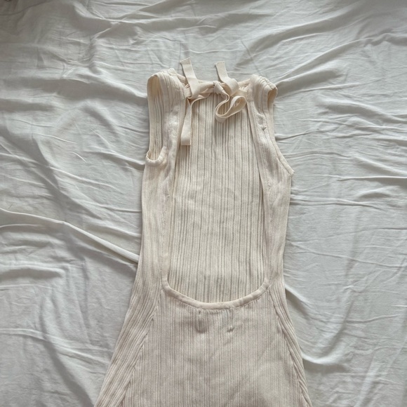 Elegant Sleeveless Dress - Picture 3 of 4